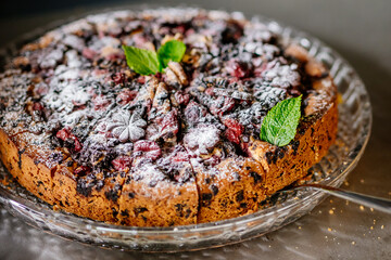 Beerenkuchen mit Kirschen, Himbeeren, Heidelbeeren, Johannisbeeren, Brombeeren und Minze