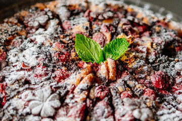 Beerenkuchen mit Kirschen, Himbeeren, Heidelbeeren, Johannisbeeren, Brombeeren und Minze