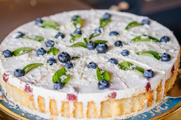 Heidelbeerkuchen mit Minze und Kokosraspeln 
