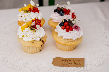 Vegane Cupcakes mit Obst Topping und Schild