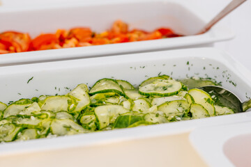 Gurkensalat mit Kräuterdressing bei Sommerfest