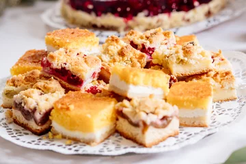 Streuselkuchen mit Kirschfüllung als Blechkuchen in Nahaufnahme © MJ Fotografie