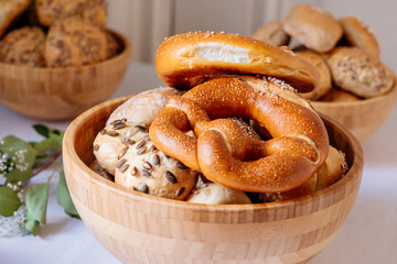Laugenbrezel und Körnerbrötchen in einem Korb mit Backwaren