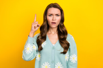 Photo of young clever business lady grimace wear stylish cardigan point finger genius plan solution save finance isolated on yellow color background - obrazy, fototapety, plakaty