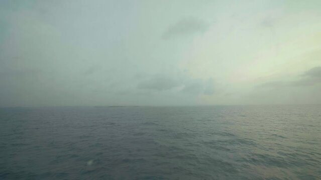 Amaneciendo en el mar caribe desde barco