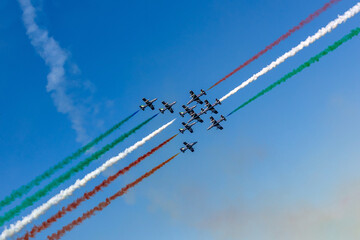 Frecce tricolore acrobatiche della aeronautica italiana - obrazy, fototapety, plakaty