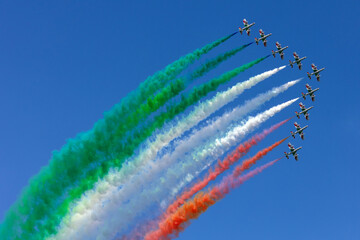 Frecce tricolore acrobatiche della aeronautica italiana - obrazy, fototapety, plakaty
