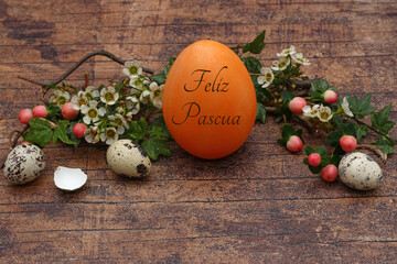 Feliz tarjeta de felicitación de Pascua: arreglo floral con un huevo de Pascua inscrito.