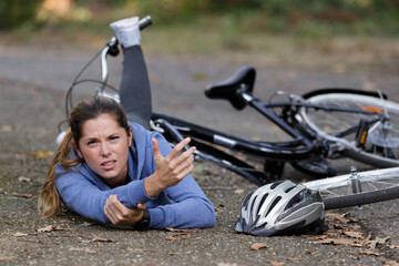 Obraz premium young woman fell off her bike