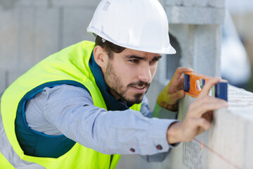 man bricklayer is measurement level