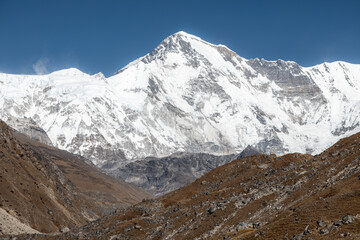 Obraz premium Impressive peak of Cho Oyu (8188m) viewed from Gokyo lake 