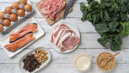 テーブルいっぱいの食材