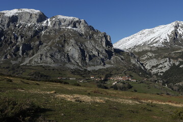 Pueblo de montaña en los Picos de Europa