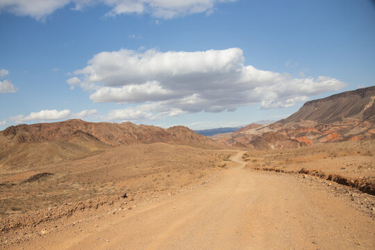 Dirt road through Lake Mead National Recreation Area, Nevada © Martina