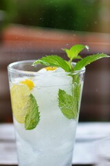 Orzeźwiający drink, świeży drink, mohito, odświeżające  