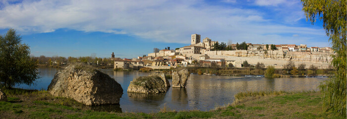 Vista de Zamora en panorámica con el Río Duero, los restos del puente romano, de las Peñas de...