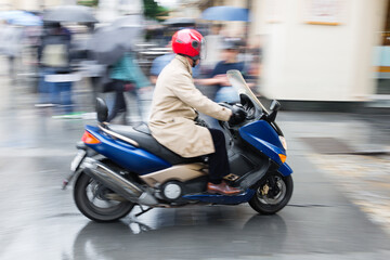 man with a scooter driving in the city © Christian Müller