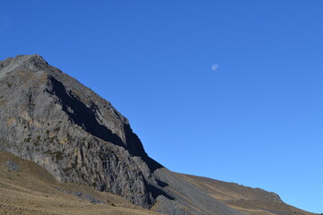 Monta&ntilde;a y luna