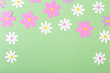 Fondo verde en formato horizontal con flores de papel con espacio para texto ideal para bienvenida u ofertas de primavera