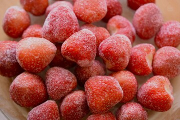 冷凍いちご、冷凍イチゴのクローズアップ、冷凍フルーツ、冷凍野菜の背景素材