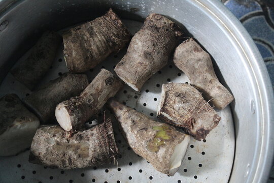 a few pieces of freshly steamed taro