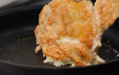フライパンで焼く鶏肉
