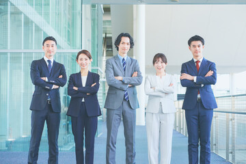腕を組んで並ぶビジネスマン　日本人　チーム
