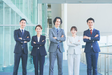 腕を組んで並ぶビジネスマン　日本人　チーム