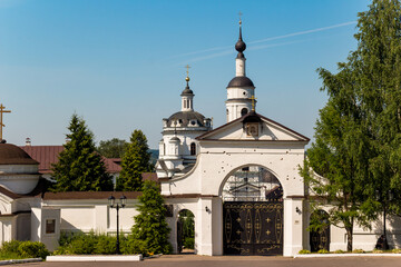 Obraz premium The main gate of the Chernoostrovsky convent in Maloyaroslavets, Kaluga region, Russia