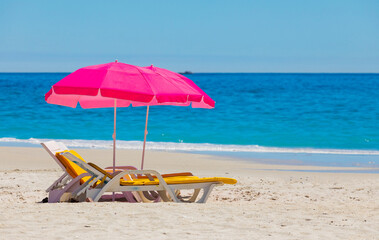 Lounger chairs and parasol umbrellas on sandy beach in Cape Town - obrazy, fototapety, plakaty