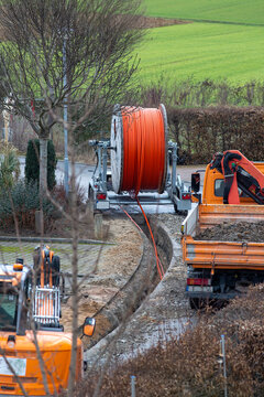 Netzausbau, auf der Baustelle wird Glasfaserkabel verlegt, f&Atilde;&frac14;r schnelleres Internet.