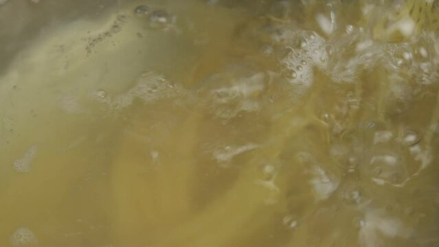 spaghettis en cuisson dans une casserole d'eau bouillante