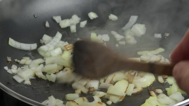 cuisson d'oignons dans une po&ecirc;le