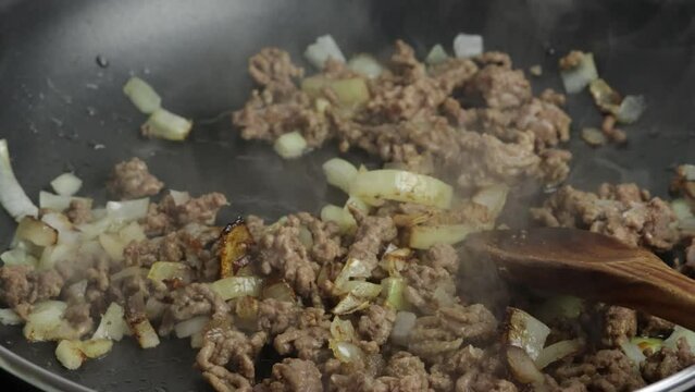 cuisson de viande boeuf hach&eacute;e et d'oignons dans une po&ecirc;le