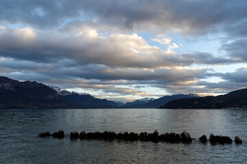 Le lac d'Annecy et les montagnes des Alpes au crépuscule