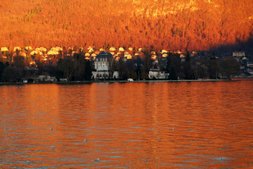 Superbe lumière du soir sur le lac d'Annecy