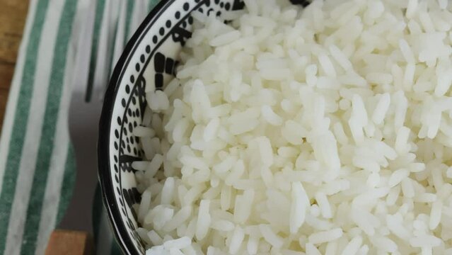 gros plan sur un bol de riz blanc cuit