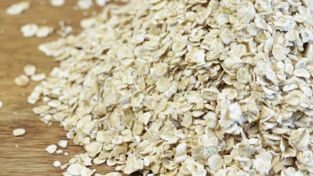 tas de flocons d'avoine, en gros plan, sur une table