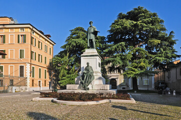 Fototapeta na wymiar Brescia, piazza Moretto e monumento