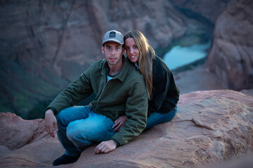 Photo session of a wedding couple sitting on the rock in the desert of Horseshoe Bend, blue hour sunset, the sun goes down, it is night