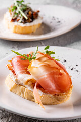 Bruschetta with prosciutto and cream cheese
