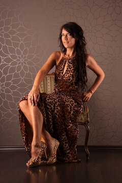 Eine elegante Frau im braunen Kleid sitzend