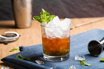 Mint Julep cocktail booze refreshing bourbon whiskey, syrup and mint leaves - obrazy, fototapety, plakaty