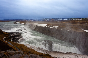 Cascade de Gullfoss dans le cercle d'or Islande. photo prise en hivers avec de la neige de la glace mais une eau turquoise tout de même. une des plus grandes cascade d'Europe
