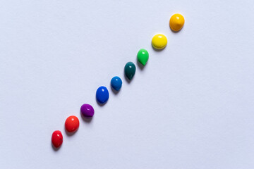 カラフルなアクリル絵の具