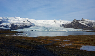 glacier donnant sur un lac gelé en Islande avec un contraste de couleur entre terre, ciel et eau. ressources de la planète 