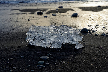 Iceberg sur une plage de sable noir en Islande Diamond Beach 
