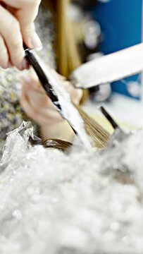Coiffeur, cheveux, shampoing, brushing, soin, coiffure, ch&acirc;tain, laver, nettoyer, massage, couleur, huile, rincer, lisser, friser, couper, brosser, peigner, d&eacute;s&eacute;paissir, ajuster, &eacute;galiser, lisse, bouc