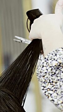 Coiffeur, cheveux, shampoing, brushing, soin, coiffure, ch&acirc;tain, laver, nettoyer, massage, couleur, huile, rincer, lisser, friser, couper, brosser, peigner, d&eacute;s&eacute;paissir, ajuster, &eacute;galiser, lisse, bouc