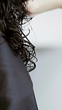 Coiffeur, cheveux, shampoing, brushing, soin, coiffure, ch&acirc;tain, laver, nettoyer, massage, couleur, huile, rincer, lisser, friser, couper, brosser, peigner, d&eacute;s&eacute;paissir, ajuster, &eacute;galiser, lisse, bouc
